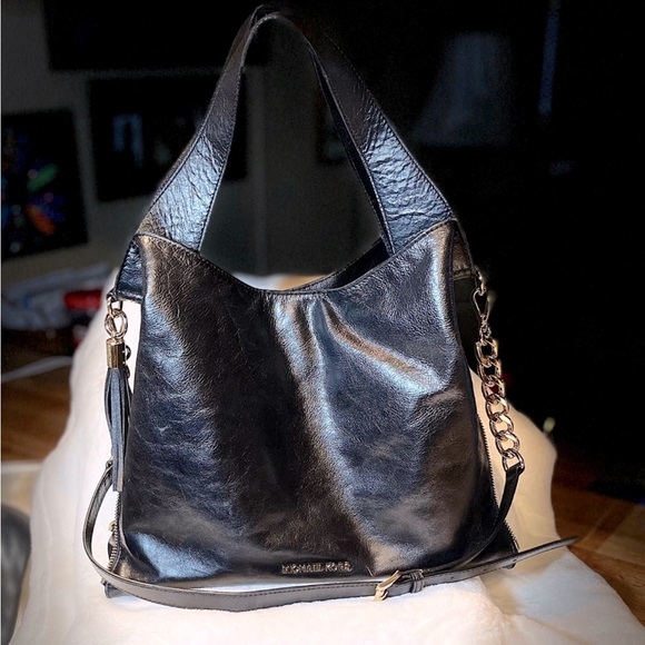 Michael Kors Handbags - Michael Kors Bucket Bag Gold Chained “Devon”